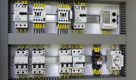 Installation et entretien d’armoire électrique industrielle 